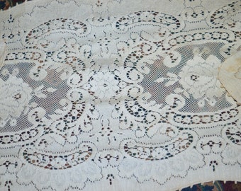 Bureau scarf / table runner / crocheted / cotton / linens / table linen / 60" x 14" / Good condition