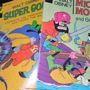 Könnte beinhalten: Zwei Comic-Cover mit Mickey Mouse und Goofy. Das linke Cover zeigt Goofy als Superheld mit dem Text "Super Goof" und "Untwists the Twisters and Tames the Wild". Das rechte Cover zeigt Mickey Mouse und Goofy als Piraten mit dem Text "Mickey Mouse and Goofy".