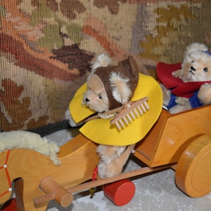 Hermann Teddy Original / zwei 6" Bären / Wagen / Pferd / Limitierte Auflage Bären 94/800 / 114/800 / Wagen / Pferd / Garten / Rechen / Schaufel /