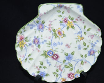 Zeeschelp / schelp / catch-all bowl / bloemmotief / Tominaga Original / Japan / jaren 1970 / ivoor / roze / blauw / zeepbakje / sieraden