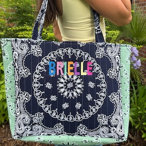 Bolso tote tipo bandana bordado personalizado / Bolso de viaje de algodón acolchado imagen 1