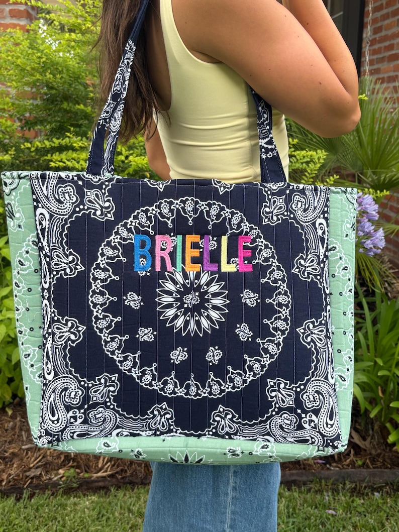 Bolso tote tipo bandana bordado personalizado / Bolso de viaje de algodón acolchado imagen 1