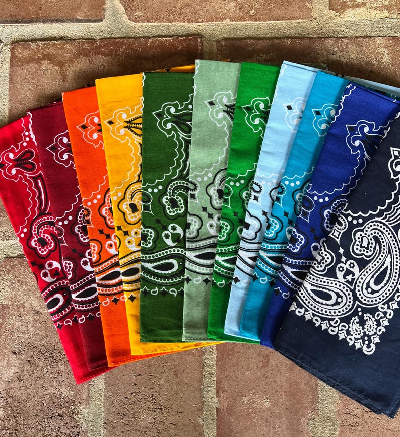 Puede incluir: Una colecci&oacute;n de diez pa&ntilde;uelos cuadrados dispuestos en forma de abanico, cada uno con un patr&oacute;n de cachemira blanco. Los colores incluyen rojo, granate, naranja, amarillo, verde oscuro, verde claro, verde brillante, azul claro, turquesa y azul oscuro.