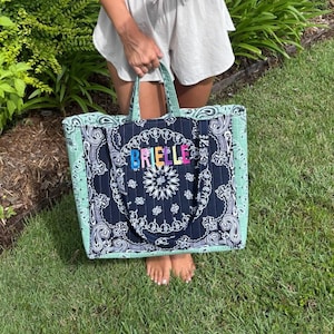 Bolso tote tipo bandana bordado personalizado / Bolso de viaje de algodón acolchado imagen 4