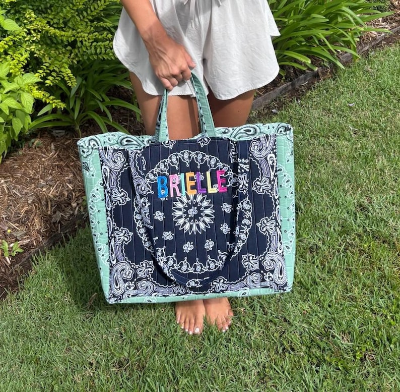 Bolso tote tipo bandana bordado personalizado / Bolso de viaje de algodón acolchado imagen 4