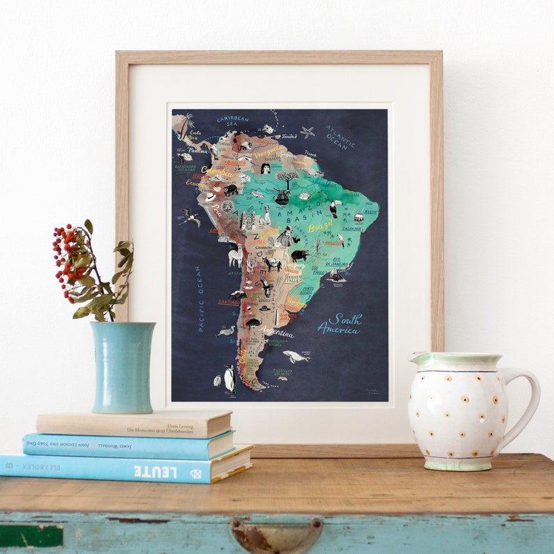 Pu&ograve; includere: Un'illustrazione incorniciata di una mappa del Sud America con uno sfondo blu scuro. La mappa &egrave; piena di illustrazioni colorate di animali, piante e monumenti. Il testo "Sud America" &egrave; scritto nell'angolo in basso a destra della mappa.