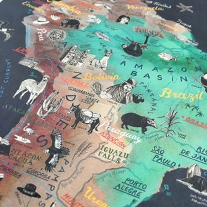 Pu&ograve; includere: Una mappa ad acquerello del Sud America con illustrazioni di animali, piante e punti di riferimento. La mappa &egrave; su uno sfondo nero e presenta i nomi dei paesi e delle citt&agrave; in un font colorato e scritto a mano.