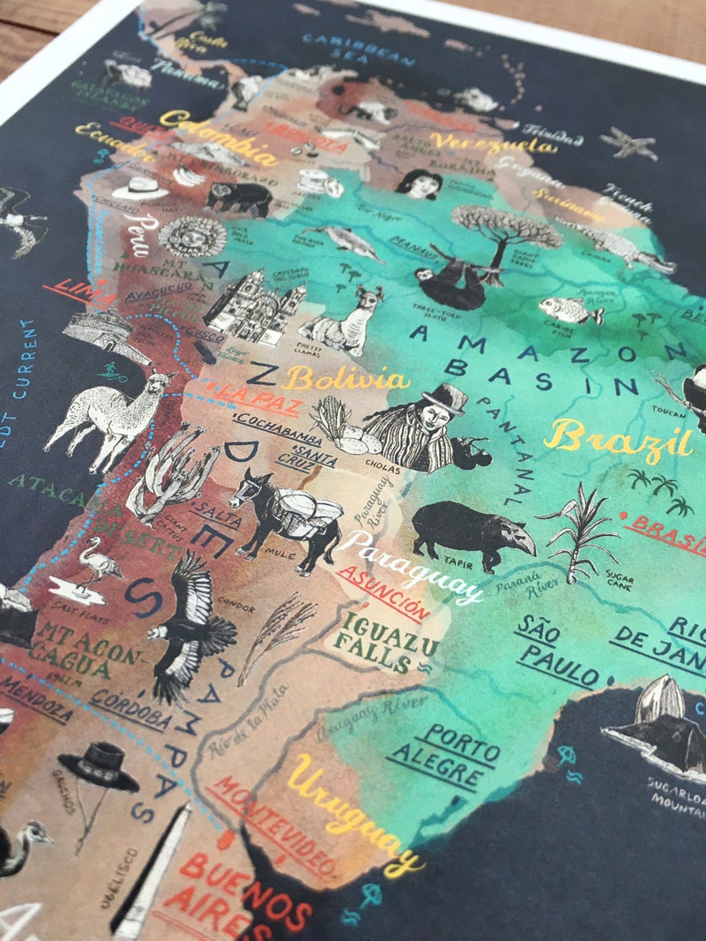 Pu&ograve; includere: Una mappa ad acquerello del Sud America con illustrazioni di animali, piante e punti di riferimento. La mappa &egrave; su uno sfondo nero e presenta i nomi dei paesi e delle citt&agrave; in un font colorato e scritto a mano.