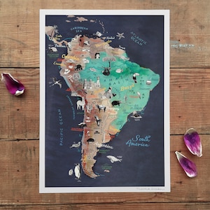 Pu&ograve; includere: Una mappa illustrata colorata del Sud America con animali e punti di riferimento. La mappa &egrave; su uno sfondo blu scuro con il testo "Sud America" scritto in bianco.