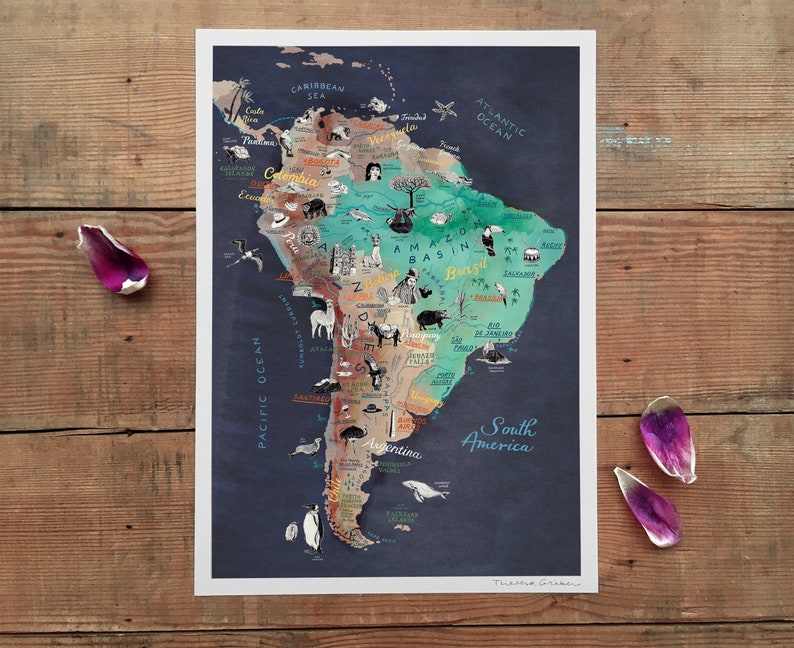 Pu&ograve; includere: Una mappa illustrata colorata del Sud America con animali e punti di riferimento. La mappa &egrave; su uno sfondo blu scuro con il testo "Sud America" scritto in bianco.