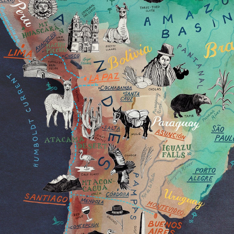 Pu&ograve; includere: Una mappa ad acquerello del Sud America con illustrazioni di animali, piante e punti di riferimento. La mappa include paesi come Per&ugrave;, Bolivia, Paraguay, Argentina e Brasile. La mappa &egrave; decorata con illustrazioni di animali come lama, bradipi, tapiri e condor.