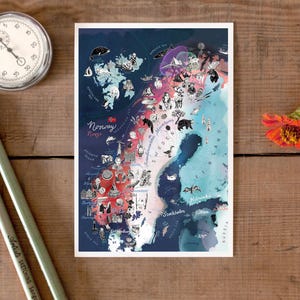 Peut inclure: Une impression cartographique rectangulaire illustrée de la Scandinavie comprenant la Norvège, la Suède et la Finlande. La carte présente divers petits dessins en noir et blanc de la faune locale, de monuments et d'icônes culturelles sur un fond bleu, rouge et blanc.