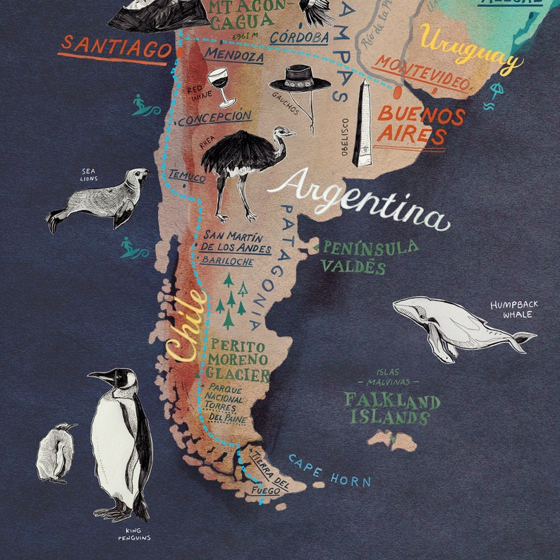 Pu&ograve; includere: Una mappa disegnata a mano del Sud America, evidenziando Argentina e Cile. La mappa presenta varie illustrazioni di animali, tra cui pinguini, leoni marini, una balena e un nand&ugrave;. La mappa include anche etichette di testo per le principali citt&agrave; e caratteristiche geografiche, come Santiago, Buenos Aires, Patagonia e Terra del Fuoco.