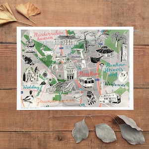 Könnte beinhalten: Ein rechteckiger Kunstdruck mit einer detaillierten Kartenillustration der Berliner Bezirke Pankow, Wedding und Weißensee. Das Design enthält schwarze Tuschezeichnungen von lokalen Sehenswürdigkeiten, Tieren und Verkehrssymbolen auf grünen und grauen Flächen.