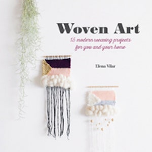 Peut inclure: Une couverture de livre avec le titre "Woven Art" et le sous-titre "15 projets de tissage modernes pour vous et votre maison". La couverture présente deux tentures murales tissées, l'une avec du fil rose, violet et or, et l'autre avec du fil rose, blanc et gris.