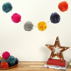 Kit Pom Pom Garland. Kit de guirnalda de bricolaje para principiantes. Rainbow Muted Colours Pompom Garland Pattern By Wool Couture imagen 1