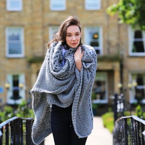 Aveline Poncho-Strickpaket. Super grobstrick Schal stricken Kit. Einfaches Strickset von Wool Couture