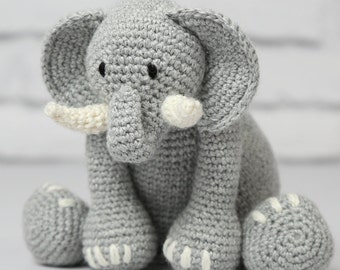 Kit de crochet - Roy l’éléphant. Magnifique kit Amigurumi. Kit de crochet intermédiaire pour faire un éléphant. Présenté dans un coffret cadeau.