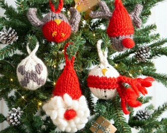 Kit met gebreide kerstballen. Kerst breien op gemiddeld niveau. Santas Helpers kerstballen breipatroon van Wool Couture