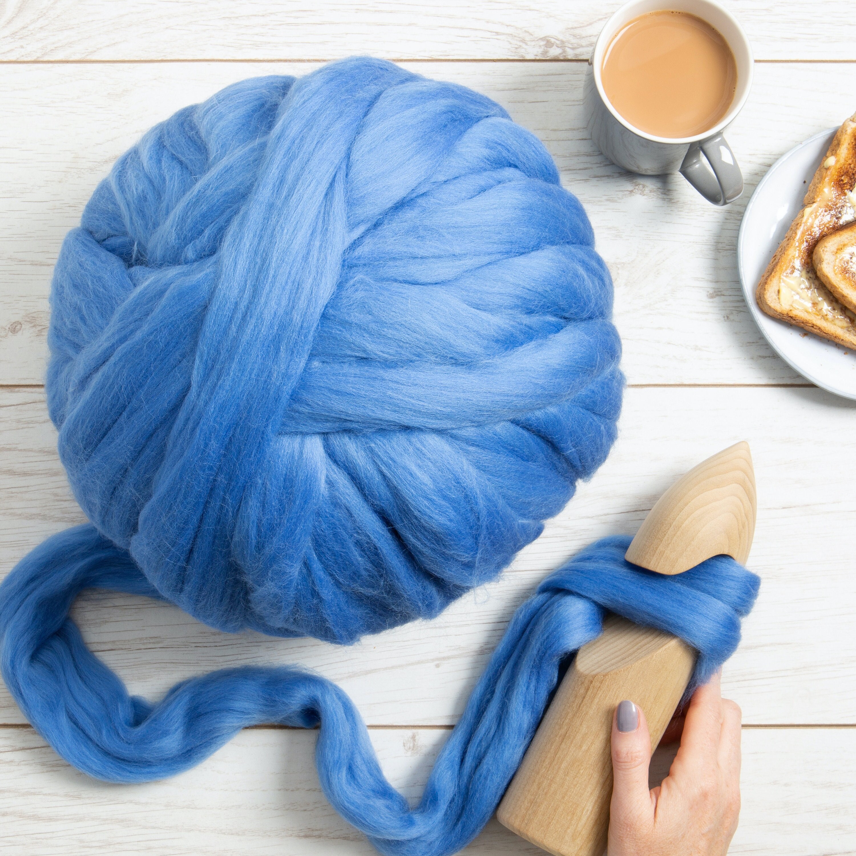 Fil géant de bleuet. Laine mérinos à tricoter aux bras. Roving pour le  filage, le feutrage et lart de la fibre. Fil extrême pour tricoter par Wool  Couture -  Canada