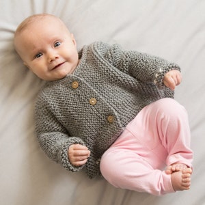 Lilly kofta stickmönster PDF | Lätt att ladda ner stickmönster för babyer | Enkel nivå | Mönster från Wool Couture bild 4