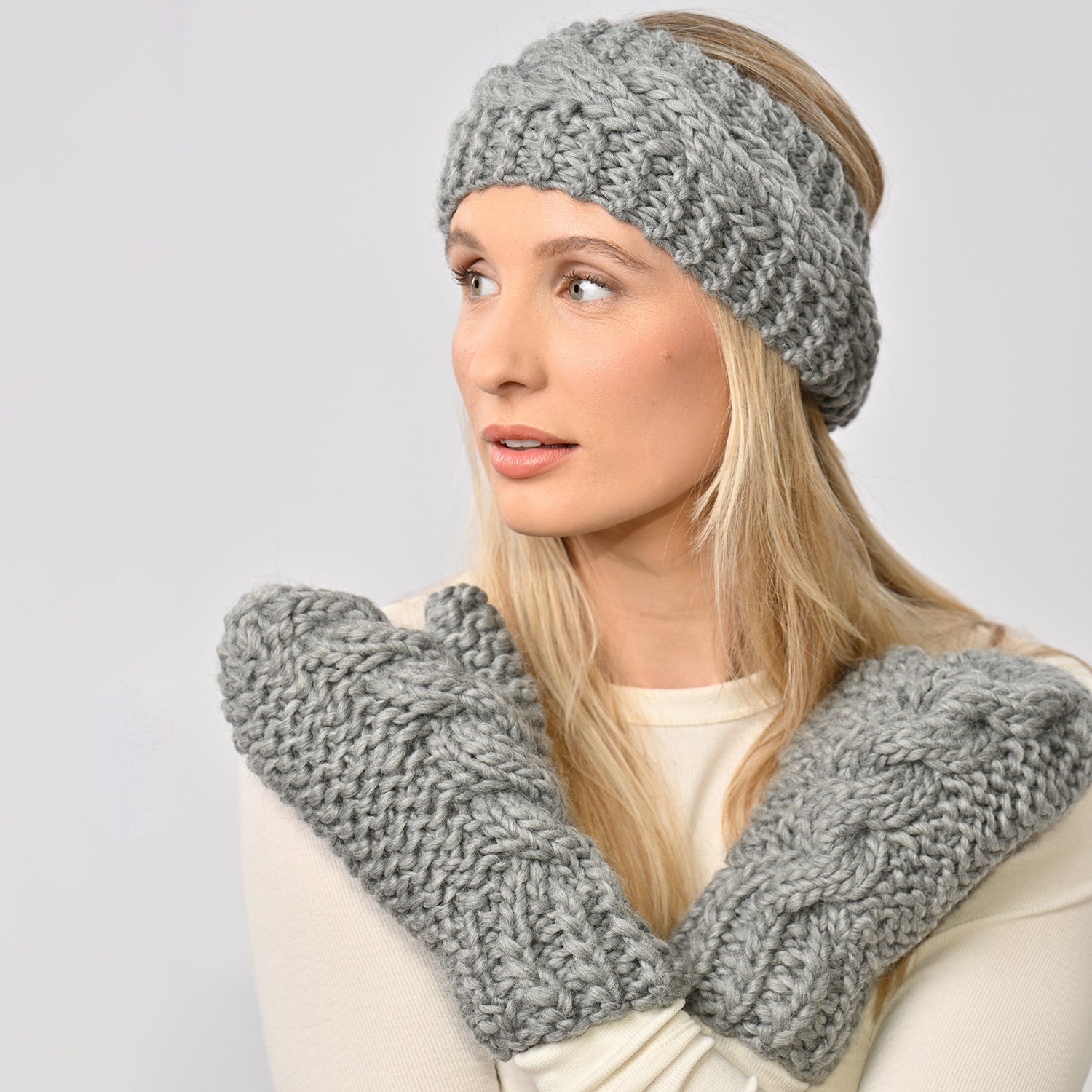 Strickpaket für Handschuhe mit Zopfmuster und Stirnband. Mittleres Strickniveau. Strickmuster für Handschuhe mit Zopfmuster von Wool Couture.