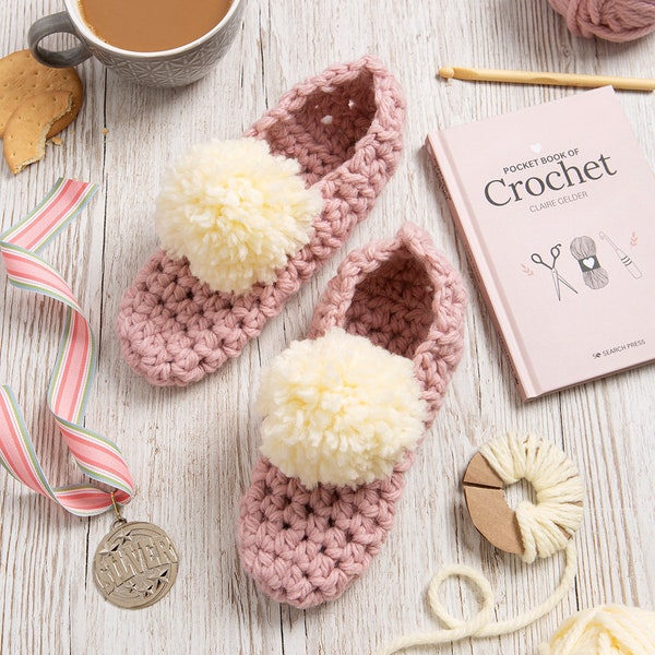 Kit de crochet pour chaussons + livre de poche sur le crochet | Cadeau d'apprentissage du crochet par Wool Couture