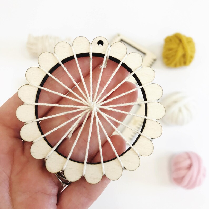 Beginners learn to weave. MINI ME Circular Looms Mini Weaving Loom Learn to weave tapestry
