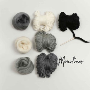 Pode incluir: Um conjunto de fios em v&aacute;rios tons de cinza, preto e branco. O fio est&aacute; disposto em um c&iacute;rculo com uma agulha no centro. O texto "Monotones" est&aacute; escrito em preto abaixo do fio.