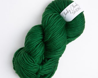 Hilo verde bosque súper grueso. Hilo descarado y grueso de Wool Couture. 200g de hilo grueso de madeja en verde bosque. Lana merino pura.