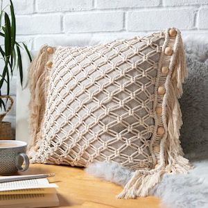 Housse de coussin en macramé DIY. Créez votre propre coussin de niveau intermédiaire. Motif artisanal de coussin en macramé par Wool Couture.