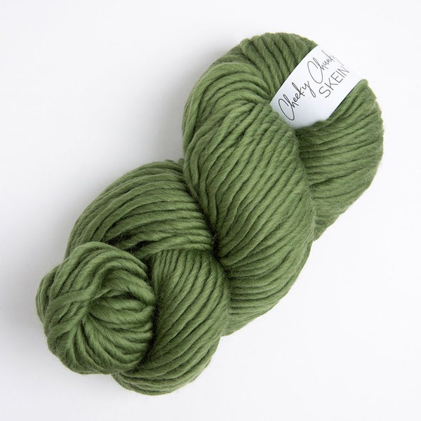 Oliv super chunky Garn. Freches Chunky Garn von Wool Couture. 200g Strang Chunky Garn in Olivgrün. Reine Merinowolle.