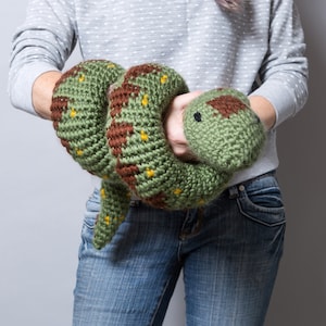 Kit de crochet de serpent géant. Sylvia Snake Amigurumi Super Chunky Crochet Kit. Motif de crochet intermédiaire par Wool Couture image 3