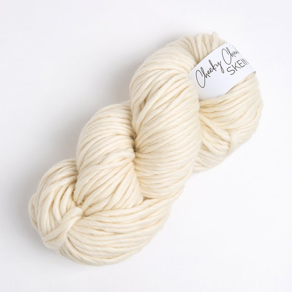 Crème Super Chunky Yarn. Cheeky Chunky Yarn par Wool Couture. 200g d’écheveau en fil en crème naturelle. Pure laine mérinos.