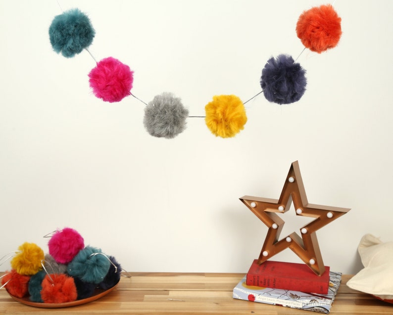 Kit Pom Pom Garland. Kit de guirnalda de bricolaje para principiantes. Rainbow Muted Colours Pompom Garland Pattern By Wool Couture imagen 1