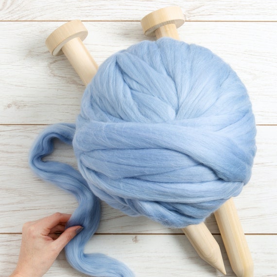 Filato gigante blu baby. Maglia in lana merino per le braccia