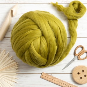 Racing Green Giant Yarn. Arm Knitting Merino Wool. Roving For