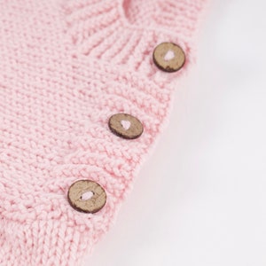 Emma Baby Jumper Kit de punto. Kit de tejido fácil. Patrón de jersey de bebé de Wool Couture imagen 4
