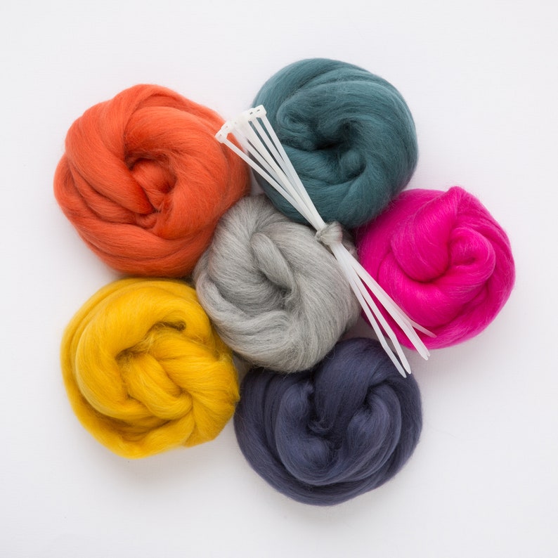 Kit Pom Pom Garland. Kit de guirnalda de bricolaje para principiantes. Rainbow Muted Colours Pompom Garland Pattern By Wool Couture imagen 3