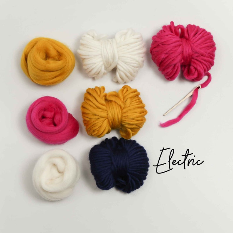 Pode incluir: Conjunto de novelos de l&atilde; em v&aacute;rias cores, incluindo branco, amarelo, rosa e azul marinho. A l&atilde; est&aacute; disposta em c&iacute;rculo sobre uma superf&iacute;cie branca. A palavra "Electric" est&aacute; escrita em it&aacute;lico preto no lado direito da imagem.