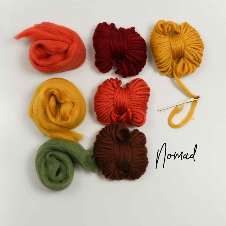 Pode incluir: Conjunto de seis novelos de fio em v&aacute;rios tons de laranja, vermelho, amarelo, verde e marrom. O fio est&aacute; disposto em um padr&atilde;o quadrado sobre um fundo branco. A palavra "Nomad" est&aacute; escrita em tinta preta abaixo do fio.