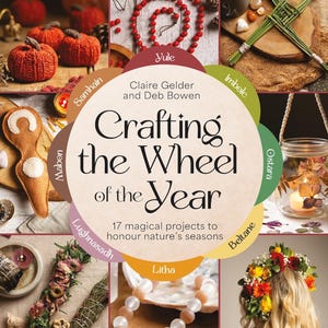 Op de afbeelding: De omslag van het boek "Crafting the Wheel of the Year" van Claire Gelder en Deb Bowen toont seizoensgebonden knutselprojecten. Deze omvatten gebreide pompoenen, een rode kralenketting en een bloemenkrans. De ondertitel luidt "17 magische projecten om de seizoenen van de natuur te eren."