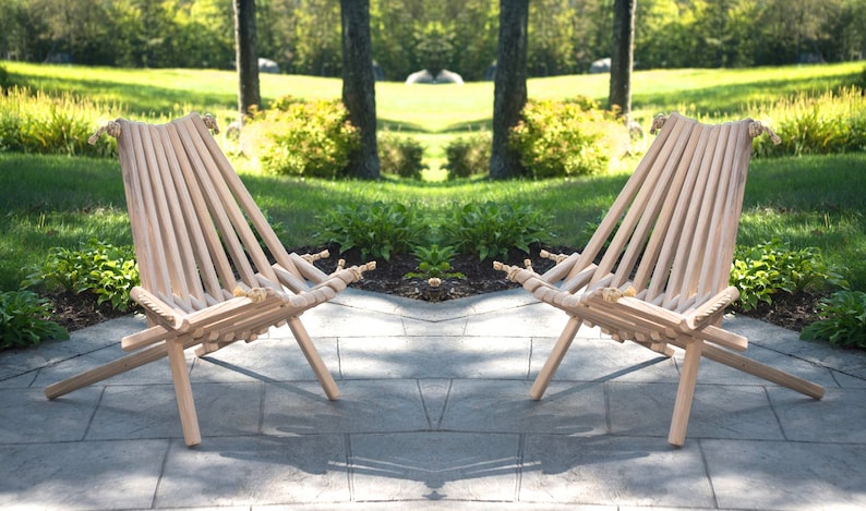 Pu&ograve; includere: Due sedie pieghevoli in legno con dettagli in corda posizionate su un patio. Le sedie sono in legno naturale e hanno un design semplice e rustico.