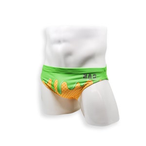 Heren badpak 2 inch side swim brief in pistache ijs print voor zwemmen esthetische bodybuilding poseren of mens paaldans