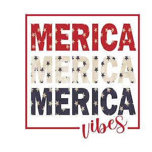 Könnte beinhalten: Eine Grafik in Rot, Weiß und Blau mit dem Wort "MERICA", das dreimal wiederholt wird, wobei jedes Wort ein anderes Sternenmuster hat. Der Text "vibes" ist in Kursivschrift unter dem Wort "MERICA" geschrieben.