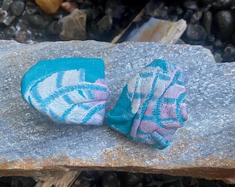 Kolczyki z malowanej skóry z lat 80. Rzemieślnicze pastelowe kolory z lat 80.