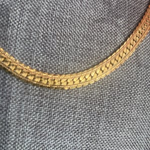 Collar en tono dorado, gargantilla Napier gruesa, plana y ancha de 18" de largo