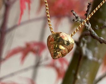 Dainty Gold Tone Necklace W/Small seashell charm