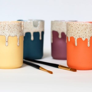 Ceramic Paintbrush Holder (Brights) A Great container for Paint, Water, Ink, Make up Brushes, Pens. Or a Pottery Anniversary Gift. 9x6cm.