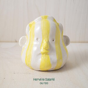 Peut inclure: Ensemble de trois tasses en céramique avec une finition mate et mouchetée. Les tasses sont de couleur crème, gris clair et gris foncé. Chaque tasse a un design simple et minimaliste.